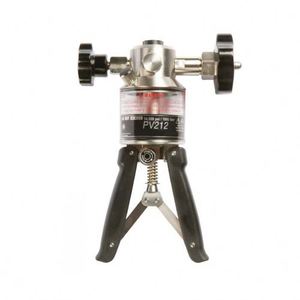 Bomba Hidráulica Manual de Alta Presión Druck PV212 |   Bomba de Calibración de 700 bar y 10,000 psi con Manguera de 1 m PV212, el Vernier Integrado Brinda Control - Product Image 1