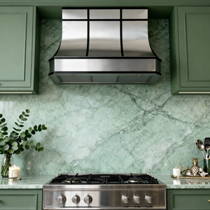 Cubierta de Campana Extractora Arquitectónica Personalizada de Acero Inoxidable 304 de Calibre Pesado, con Perfiles Curvos y Tiras Negras Cepilladas, Montada en Pared para - Product Image 5