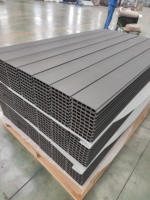 Nouveau design de clôture composite, extrusion de co en bois, clôture à lamelles de jardin