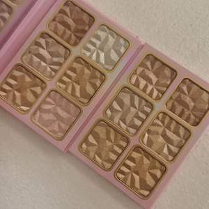 Palette Illuminante Private Label in Polvere Pressata a 6 Colori per Viso e Corpo, Makeup Scintillante per Pelli Scure - Product Image 4