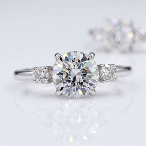 Anillo Clásico de Oro con Tres Piedras, con Diamantes Redondos Cultivados en Laboratorio, Elegante Joyería Fina para Aniversario de Bodas - Product Image 1