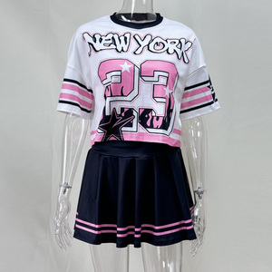 เสื้อครอปพิมพ์ลาย Y2K ปี 2026 กระโปรงจีบสีดำ ชุดเซ็ต 2 ชิ้นสไตล์สปอร์ตสำหรับผู้หญิง ทรงหลวม ระบายอากาศได้ดี เหมาะสำหรับฤดูใบไม้ผลิและฤดูร้อน แขนสั้น คอกลม - Product Image 5