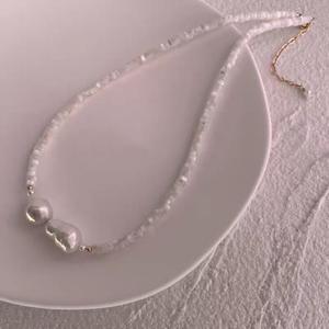 Collar de Perlas Barrocas Naturales de Olivo Blanco con Concha de Mariposa, Temperamento Simple y Belleza Pura, Cadena para Clavícula - Product Image 1