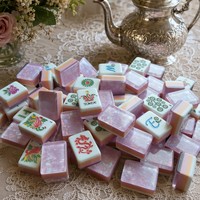 Tuiles de Mahjong Américain Personnalisées en Acrylique Rose Nacré avec Motifs Floraux pour Soirées de Jeu Adultes et Détaillants de Boutiques