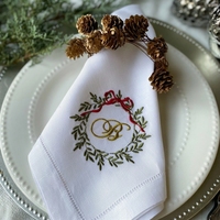 Serviette en lin à ourlet festonné, broderie personnalisée avec monogramme et initiales, nœud de couronne de Noël brodé, serviette de table