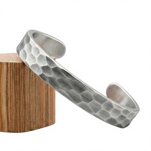 กำไลข้อมือเงินแท้ตอกลาย สไตล์ไวกิ้ง เครื่องประดับโลหะทันสมัย - Product Image 1