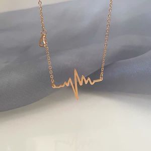 Cadeau pour la Saint-Valentin, collier avec pendentif en forme de cœur ECG en or 18 carats PVD pour femmes |   Collier ras du cou en acier inoxydable - Product Image 6