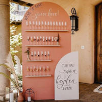Présentoir mural moderne en bois pour champagne avec étagères à verres multi-niveaux pour la décoration de bars à cocktails de mariages et événements en plein air