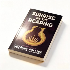 Le lever du soleil sur le champ récolté de Suzanne Collins. Roman préquellé définitif et best-seller des Jeux de la faim - Product Image 1