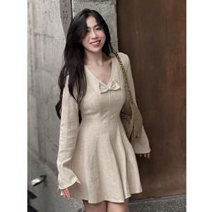 Robe en velours côtelé à col plongeant et manches évasées, style coréen, OEM, haute qualité, respirante, naturelle, best-seller, couleur nude, col en cœur, nœud élastique - Product Image 1