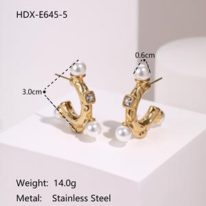 Pendientes de aro de perlas chapados en oro con circonita cúbica texturizada, pendientes de aro C para mujer, regalo de joyería de moda elegante - Product Image 4