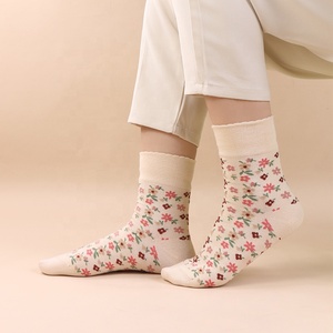 Vente en gros de <span class=keywords><strong>chaussettes</strong></span> à motifs floraux élégants, <span class=keywords><strong>chaussettes</strong></span> en coton à motif floral décontractées pour femmes - Product Image 3