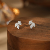 Élégantes boucles d'oreilles clous en argent sterling 925 avec feuilles pavées, trois feuilles en zircon, boucles d'oreilles clous fines