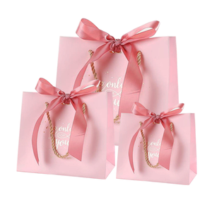 Sacs cadeaux en tissu rose personnalisés de haute qualité, vente en gros, différents types de poignées, matériau en carton - Product Image 1