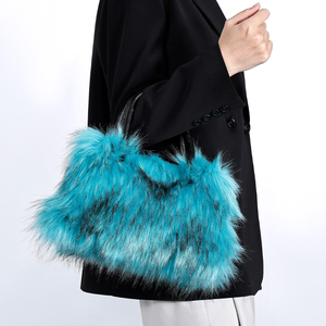 Borsa in Pelliccia Sintetica, Borsa Peluche alla Moda per Donna, Borsa a Mano in Finta Pelliccia di Procione, Borsa Capiente - Product Image 2