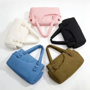 Sac fourre-tout matelassé personnalisé pour pickleball avec logo, en nylon imperméable, design matelassé, multi-compartiments, poche sèche/humide, sac à bandoulière/porté épaule - Product Image 6