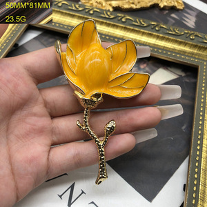 Spilla a forma di fiore di tulipano smaltato a goccia con alone tinto in stile medievale, emblema 3D retrò, semplice ed elegante, accessori per abbigliamento uomo e donna - Product Image 5