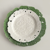 Nouvelle arrivée forme irrégulière conception de feuille verte en relief chou glaçure assiette en céramique ensemble pour événements