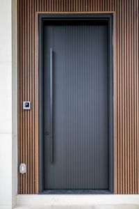 Porte d'<span class=keywords><strong>entrée</strong></span> pivotante en bois massif moderne pour les villas résidentielles australiennes Conception de lamelles verticales extérieures pour les entrées de <span class=keywords><strong>maison</strong></span> - Product Image 5