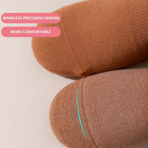 Calcetines Altos de Pilates Antideslizantes Atléticos para Baile con Logo Personalizado para Mujer, Calcetines Deportivos Blancos con Agarre para Yoga para Mujer - Product Image 5