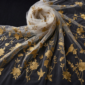 Tissu en tulle uni tissé avec broderie d'oiseaux et de roses métalliques dorées, dentelle à motifs végétaux, articles en stock pour mariages et jeunes filles - Product Image 1