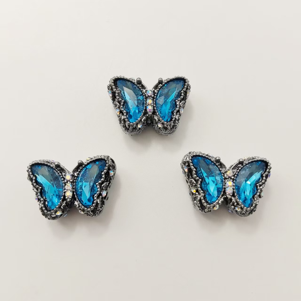 Diamant bleu transparent plaqué noir