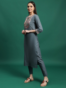 Ensemble Kurta et pantalon pour femme, couleur unie grise, broderie élégante, col en V, été, avec dupatta, pur coton - Product Image 2