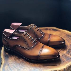 Zapatos de Boda para Hombre de Exquisita Fabricación, Oxford de Cuero Puro Marrón con Cordones, Hechos a Mano con Construcción Goodyear y Pintados a Mano - Product Image 3