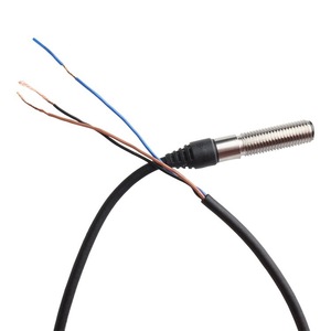 Capteur optique authentique E3T-FL11, boîtier métallique fileté de 13 mm avec fils bleus et noirs pour la détection industrielle - Product Image 1
