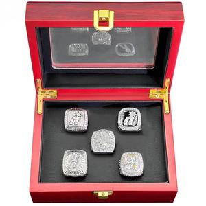 Anillos de campeonato de baloncesto San <span class=keywords><strong>Antonio</strong></span> Spurs personalizados, juego de 5 piezas, caja de exhibición de anillo de campeón de aleación, diamantes de imitación con incrustaciones de madera - Product Image 4