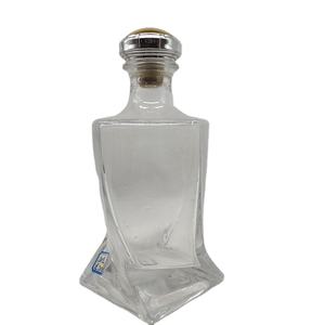 Botella de vidrio torcida de 750ml con corcho Vodka Brandy Whisky <span class=keywords><strong>Gin</strong></span> Tequila Wine Forma cuadrada Estampado en caliente Vacío Capacidad de 500ml - Product Image 1