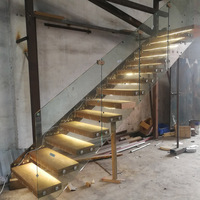 Escalier suspendu avec marches en bois de teck de Birmanie et poutres en acier épais, fabricant direct