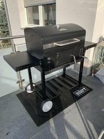 Barbecue de Luxe d'Extérieur Haut de Gamme en Acier avec Fumoir au Charbon, Chariot, Télécommande et Grille de Cuisson en Fonte à Hauteur Réglable - Idéal pour la Jardin