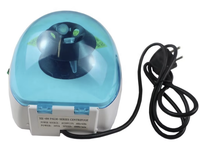 Mini centrifugeuse de laboratoire MC 04 avec structure compacte, couvercle transparent, commande tactile pour la séparation et l'analyse des échantillons de routine