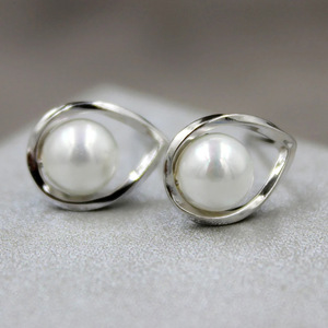 Orecchini a Perno Stile Anello di Möbius con Perla per Donne, Gioielli Minimalisti alla Moda - Product Image 1