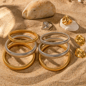 Boucles <span class=keywords><strong>d</strong></span>'oreilles texturées en acier inoxydable plaqué or 18 carats, bracelets en zircon cubique, bracelets manchette flexibles en chaîne serpent bombée - Product Image 4