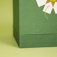 Elegante Scatola Regalo Personalizzata con Coperchio e Base in Cartone Grigio, Design Floreale, Confezione a Conchiglia Verde per Profumi e Prodotti di Bellezza
