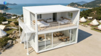 Villa préfabriquée à deux étages en panneaux sandwichs plats intégrés, grandes fenêtres en verre, balcon, design moderne pour usage bureautique ou résidentiel