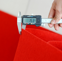 Polyester non tissé de petit pain de poinçon d'aiguille de tapis d'exposition de plaine rouge pour épouser le tapis utilisé d'intérieur ou extérieur de cérémonie d'événement.