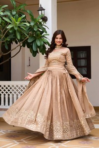 Vente flash : élégant ensemble de lehenga beige brodé avec dupatta, idéal pour les mariages et les occasions traditionnelles, disponible à la vente. - Product Image 2