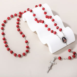 Chapelet catholique avec image du pape et croix perles en bois rouges chapelet de prière religieux parfait pour la prière de sacrement de baptême - Product Image 3