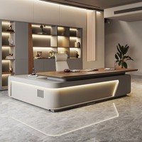 Bureau de direction haut de gamme en forme de L avec plateau en placage de bois, bande lumineuse LED latérale et armoire assortie pour bureau de PDG d'entreprise