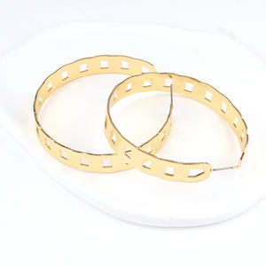 Pendientes de Aro Dorados Geométricos con Círculo Hueco para Uso Diario - Product Image 2