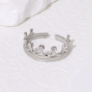 Bague couronne élégante et minimaliste sertie de diamants, design de niche avec une touche de luxe et une sophistication haut de gamme, 18 carats - Product Image 4