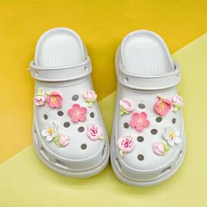 Vendre par ensemble nouveau 3D chaussure breloques fleurs papillon bijoux perle femmes filles enfants fête faveur cadeaux chaussures décorations chaussures breloques - Product Image 3