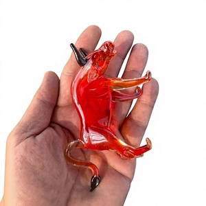 Figurine de taureau en verre rouge soufflé à la main, décoration animale, artisanat en verre soufflé, design artistique - Product Image 1