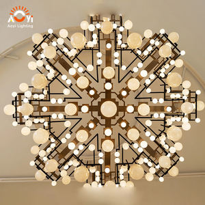 Lustre en verre géométrique personnalisé - Luminaire suspendu LED de luxe pour hall d'hôtel et atrium - Product Image 2