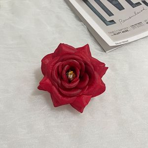 Roses artificielles QiYing Victory en soie, design réaliste à trois têtes, pour mariages, centres commerciaux, style moderne et minimaliste - Product Image 6