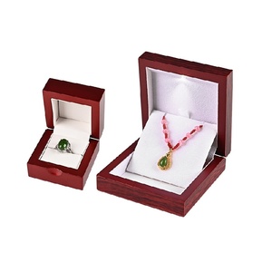 Boîte de rangement en <span class=keywords><strong>bois</strong></span> rouge personnalisé pour bijoux collier pendentif avec lumière LED pour l'artisanat du <span class=keywords><strong>bois</strong></span> boîtes en <span class=keywords><strong>bois</strong></span> enseignes murales - Product Image 1
