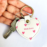 Promotietas Charm Sleutelhanger Geprint Hartvormig Vegan PU Leder Sleutelhanger Aangepaste Logo Valentijnscadeau Sleutelhanger